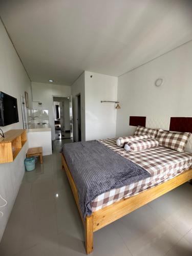 Apartment Grand Sentraland Karawang Manage by Laguna Room tesisinde bir odada yatak veya yataklar
