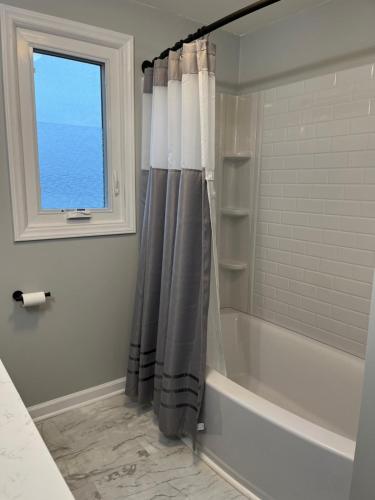 Bilik mandi di Modern Lakefront Views at Lake Hickory Haven
