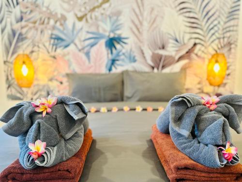 una camera con un letto e asciugamani di Zibá Home Suites a Lamai Beach
