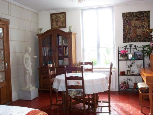 瓦朗賽的住宿－Guestroom Valençay, 2 pièces, 4 personnes - FR-1-591-392，客房设有桌椅和窗户。