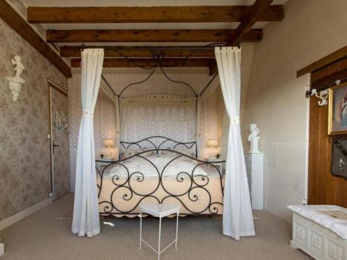 Ένα ή περισσότερα κρεβάτια σε δωμάτιο στο Guestroom Valençay, 2 pièces, 4 personnes - FR-1-591-392