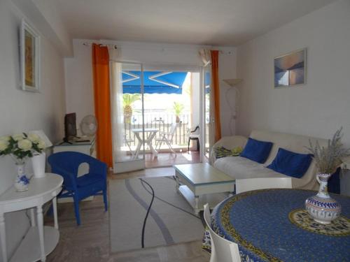 un salon avec un canapé et une table dans l'établissement Appartement 1er étage avec parking, proche plage et commerces, Hyères - FR-1-335-165, à Hyères