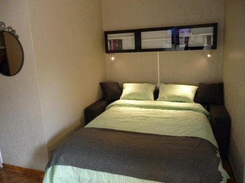 un lit dans une petite pièce avec dans l'établissement Hyères Port : T2 avec Loggia, WIFI, Parking, Climatisation, 4 Pers., Proche Plaisance - FR-1-335-164, à Hyères