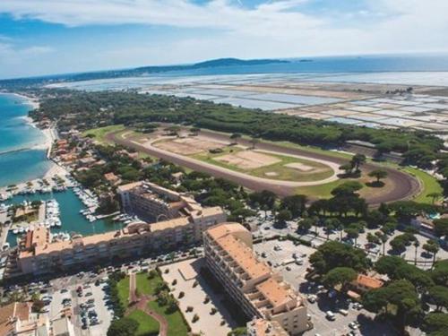 une vue aérienne d'un complexe hôtelier au bord de l'océan dans l'établissement Hyères Port : T2 avec Loggia, WIFI, Parking, Climatisation, 4 Pers., Proche Plaisance - FR-1-335-164, à Hyères