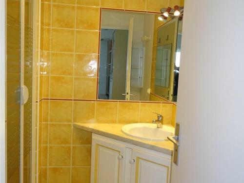 łazienka z umywalką i lustrem w obiekcie Duplex climatisé 4 pers, balcon, parking privé, proche plages et commerces - FR-1-335-168 w Hyères