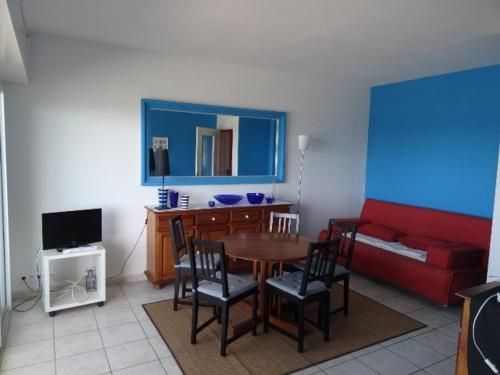 un salon avec une table, des chaises et un canapé dans l'établissement Appartement climatisé avec plage privée et parking à Hyères - FR-1-335-170, à Hyères