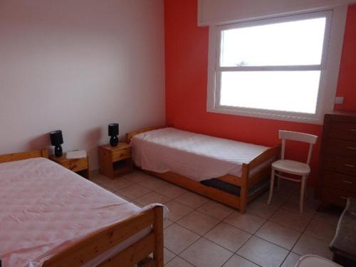 une chambre avec deux lits et une fenêtre dans l'établissement Appartement climatisé avec plage privée et parking à Hyères - FR-1-335-170, à Hyères