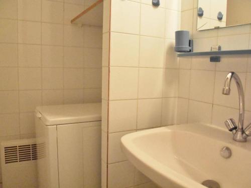 La salle de bains blanche est pourvue d'un lavabo et de toilettes. dans l'établissement Maison Gruissan, 2 pièces, 6 personnes - FR-1-229-823, à Gruissan