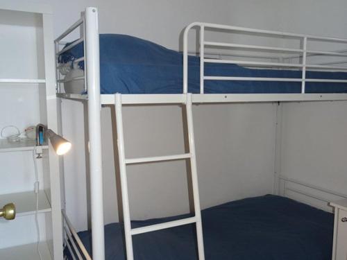 - une chambre avec 2 lits superposés et une échelle dans l'établissement Appartement T2 + cabine climatisé, proche plage et commerces, Hyères Port - FR-1-335-172, à Hyères