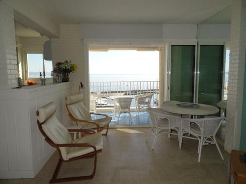 une cuisine et une salle à manger avec une table et des chaises dans l'établissement Appartement T2 + cabine climatisé, proche plage et commerces, Hyères Port - FR-1-335-172, à Hyères