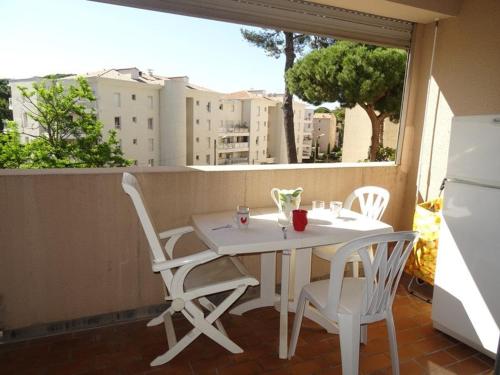 Studio Cabine à Hyères : piscine, proche port, plages et aéroport, parking inclus