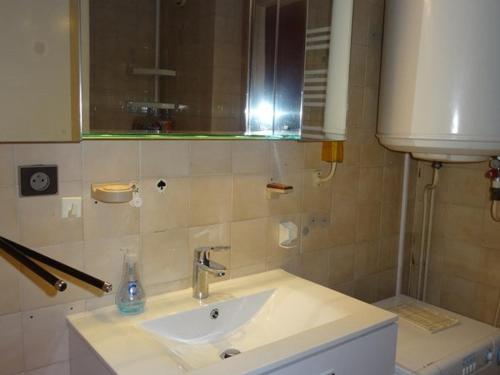 Studio Cabine à Hyères : piscine, proche port, plages et aéroport, parking inclus