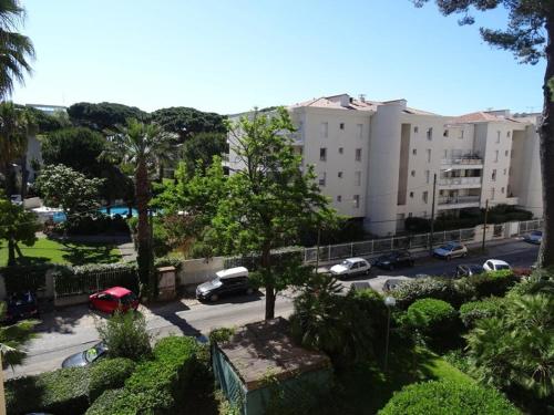 Studio Cabine à Hyères : piscine, proche port, plages et aéroport, parking inclus