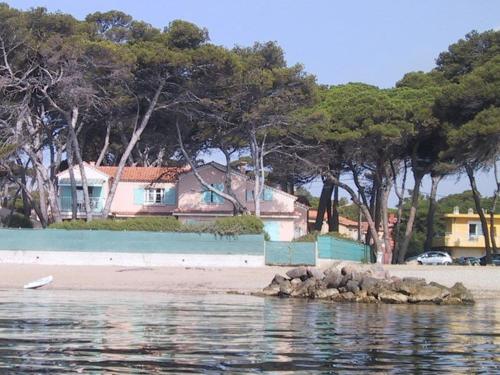 Studio Cabine à Hyères : piscine, proche port, plages et aéroport, parking inclus
