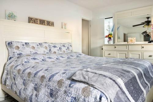 OceanView Oasis - Relax with Hot Tub, Breakfast, Fire Pit & Putting Green! photo 33