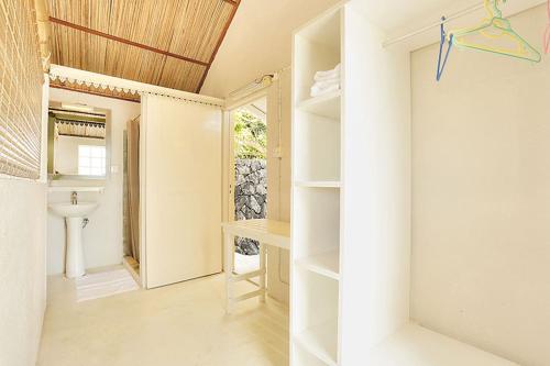 Rodrigues Island的住宿－Fantaisie Lodges，客房内设有带水槽和卫生间的浴室
