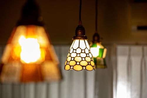 a group of lights hanging from a ceiling at trive osu kannon 駅チカ 大須商店街スグ 大須観音駅 徒歩30秒の好立地 in Minami-sotoborichō