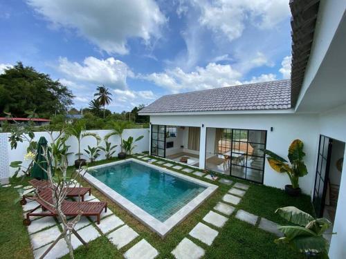 a backyard with a swimming pool and a house at Allure Villa Cempaka Private Pool in Kuantan