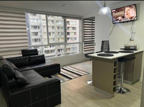- un salon avec un canapé, un bureau et une télévision dans l'établissement Depto nuevo en Santiago, à Santiago