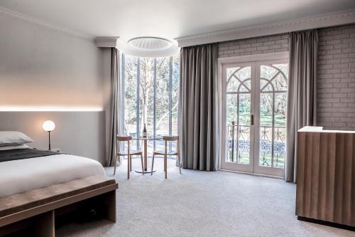 Una cama o camas en una habitación de Trawool Estate