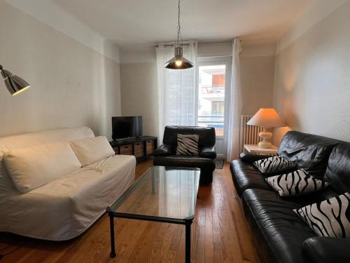 Appartement Confortable en Centre-Ville d'Aix-les-Bains - 4 Pers, 73m², Balcons, Parking, Animaux OK - FR-1-555-81