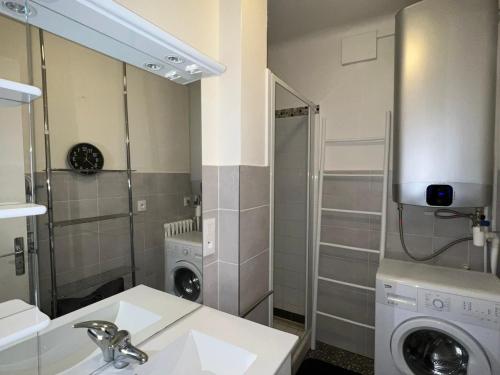 Kúpeľňa v ubytovaní Appartement Confortable en Centre-Ville d'Aix-les-Bains - 4 Pers, 73m², Balcons, Parking, Animaux OK - FR-1-555-81
