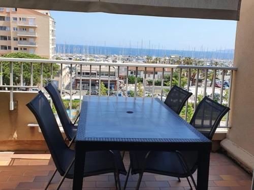 Duplex Climatisé Hyères Port avec Terrasse, Parking et Wi-Fi - FR-1-335-179