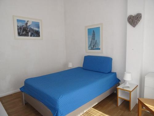 - une chambre avec un lit bleu dans l'établissement Duplex Climatisé Hyères Port avec Terrasse, Parking et Wi-Fi - FR-1-335-179, à Hyères