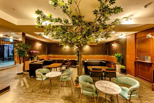 Ein Sitzbereich in der Unterkunft The Jade Hotel