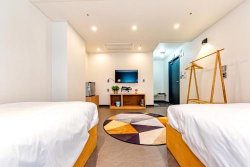 Ein Bett oder Betten in einem Zimmer der Unterkunft The Jade Hotel