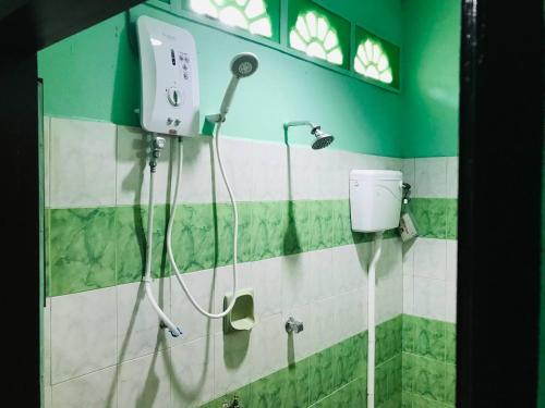uma casa de banho com secador de cabelo na parede em Chalet Sri Damai em Kampong Pengkalan Maras