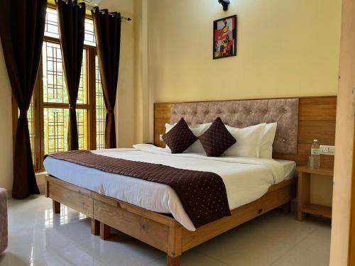 Voodi või voodid majutusasutuse Hotel Krishna Rishikesh toas