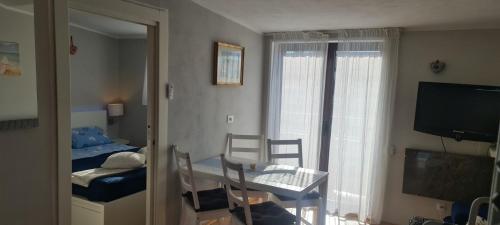 uma sala com um quarto com uma janela e uma televisão em Apartments Berto - 500m from beach em Rovinj