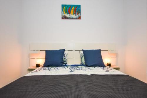 1 dormitorio con 1 cama con almohadas azules en Apartments Ned, en Mandre