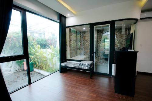 Ένα ή περισσότερα κρεβάτια σε δωμάτιο στο Hoianation Villas Hotel