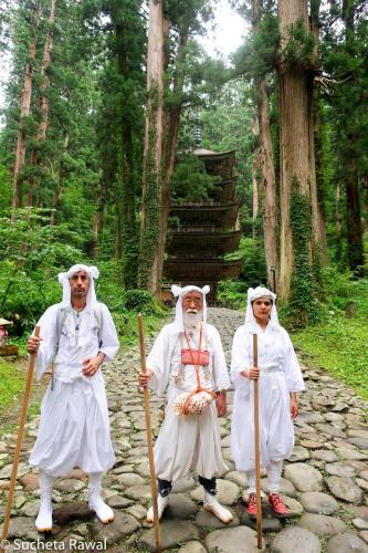 tres personas vestidas de blanco posando para una foto en 大聖坊 Daishobo, en Tsuruoka