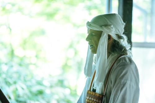 une femme habillée en blanc avec un foulard dans l'établissement 大聖坊 Daishobo, à Tsuruoka