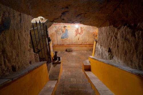 un corridoio in un edificio con un dipinto sul muro di La Casa dell' Etrusco a Tarquinia
