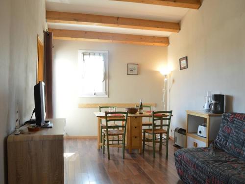 un salon avec une table, des chaises et un canapé dans l'établissement Appt 2P cab. 4 pers avec piscine et parking - FR-1-229D-92, à Fleury