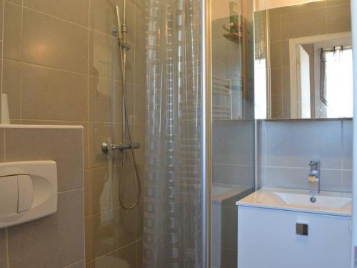 une salle de bain avec douche et lavabo dans l'établissement Appt 2P cab. 4 pers avec piscine et parking - FR-1-229D-92, à Fleury