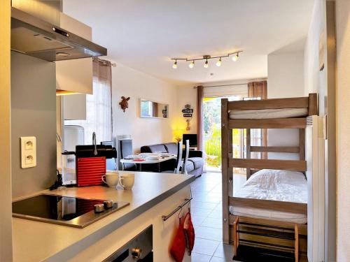 Il comprend une cuisine avec des lits superposés et un salon. dans l'établissement Studio 4 pers à 500m de la Plage de Saint-Clair, 3 étoiles, Parking Inclus, Ménage Offert - FR-1-251-398, au Lavandou