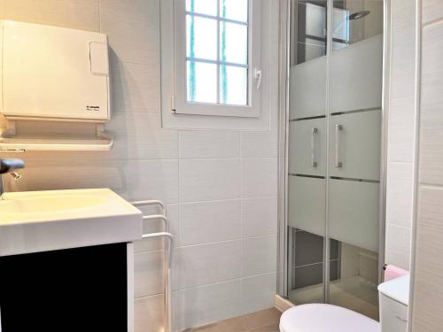 une salle de bain avec toilettes, lavabo et douche dans l'établissement Studio 4 pers à 500m de la Plage de Saint-Clair, 3 étoiles, Parking Inclus, Ménage Offert - FR-1-251-398, au Lavandou