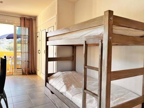 une chambre avec deux lits superposés dans l'établissement Studio 4 pers à 500m de la Plage de Saint-Clair, 3 étoiles, Parking Inclus, Ménage Offert - FR-1-251-398, au Lavandou