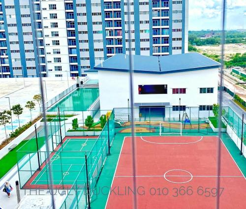 uma vista aérea de um campo de ténis numa cidade em THE UGLY DUCKLING HOMESTAY em Kampung Dengkil