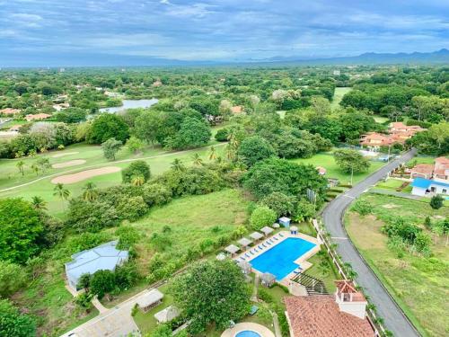 una vista aérea de un complejo con piscina en Amazing Ocean View Luxury Condo in Coronado Panama, en Playa Coronado
