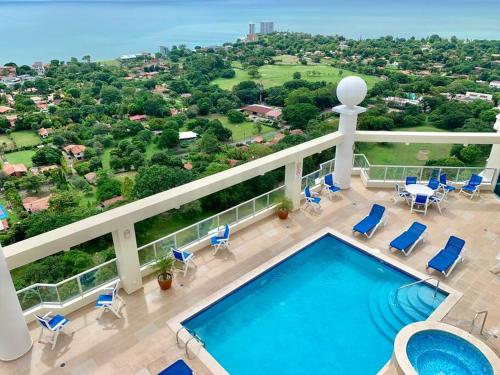 Bazén v ubytování Amazing Ocean View Luxury Condo in Coronado Panama nebo v jeho okolí