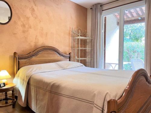 Un dormitorio con una cama grande y una ventana en Maison Le Lavandou, 3 pièces, 6 personnes - FR-1-251-46 en Le Lavandou