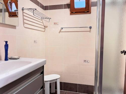 une salle de bain avec un lavabo et une douche dans l'établissement Maison cosy avec mezzanine, jardin et terrasse à 600m de la plage de Saint-Clair, 6 couchages - FR-1-251-46, au Lavandou