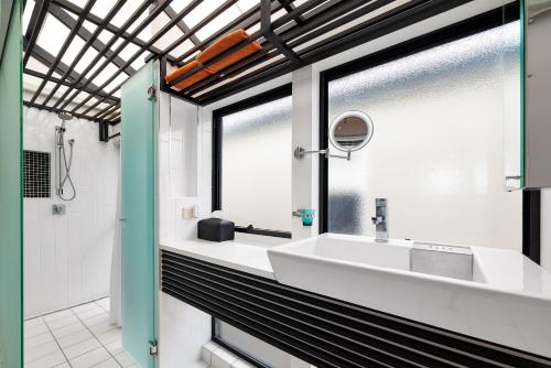 uma casa de banho com um lavatório e um espelho em Fairfield Palace em Brisbane