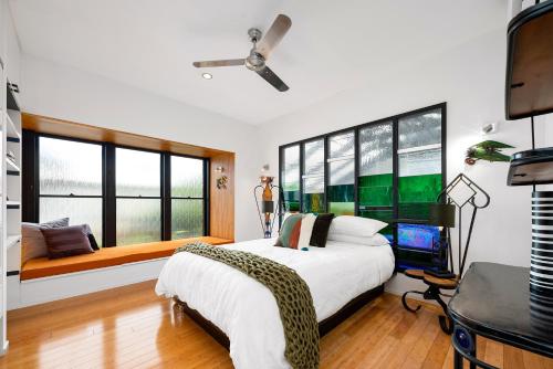 um quarto com uma cama grande e uma janela em Fairfield Palace em Brisbane